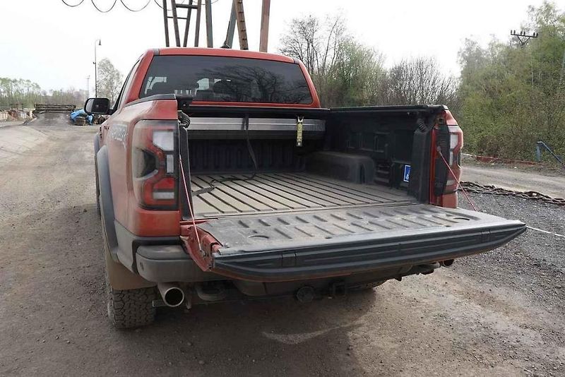 Ford Ranger Raptor versus Dongfeng DF6.
