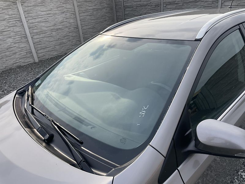 Toyota Auris 1.8i 16v HYBRID AUT NAVI CAM!! - fotka 17 z 166