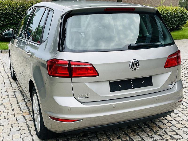 Volkswagen Golf Sportsvan 1.6TDI MANUÁL SENZORY TEMPOMAT - fotka 17 z 40