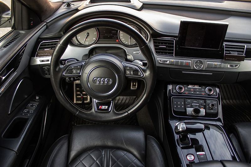 Audi S8 - fotka 11 z 30
