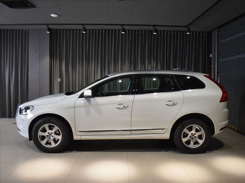 Volvo XC60 2,4 D4 AWD SUMMUM Bezklíč,BLIS - fotka 2 z 23