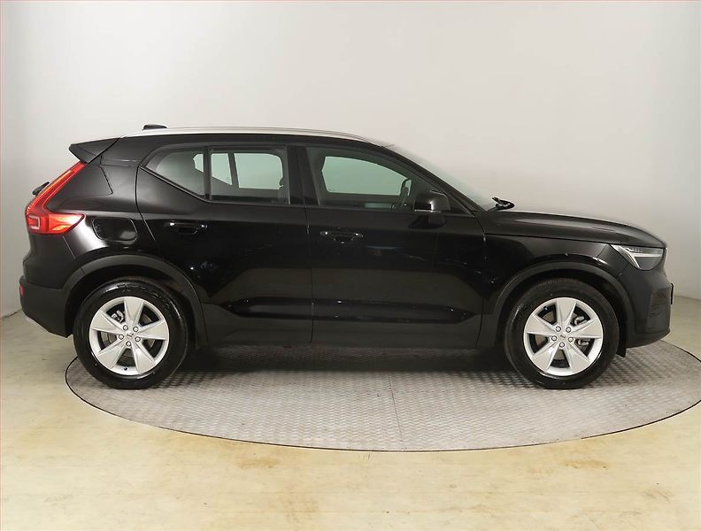 Volvo XC40 (2022) B4 - fotka 6 z 21