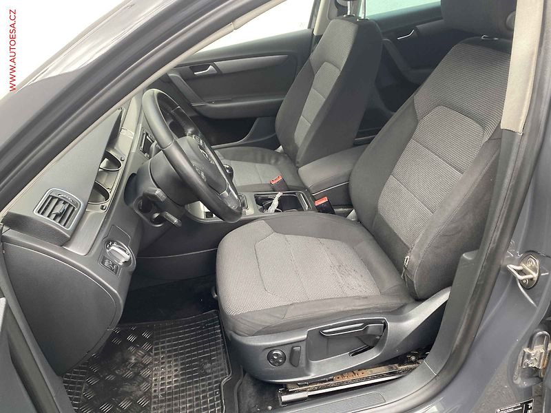 Volkswagen Passat (2013) 2.0 TDI, Navi, bixen - fotka 9 z 18