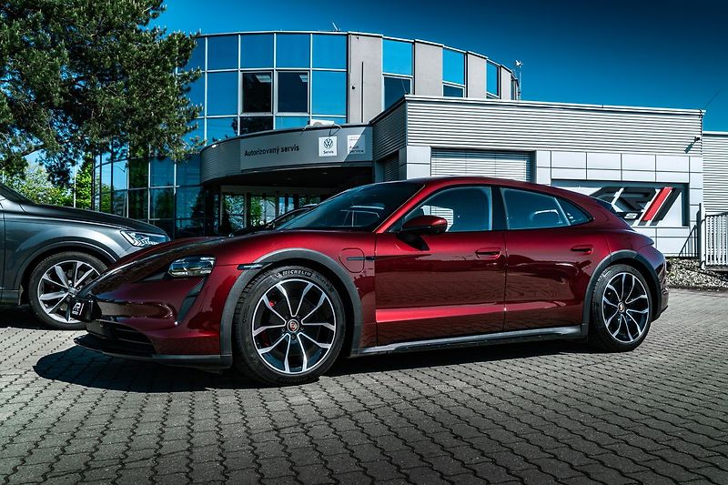 Porsche Taycan 4S Cross Turismo, cherry red - fotka 24 z 24