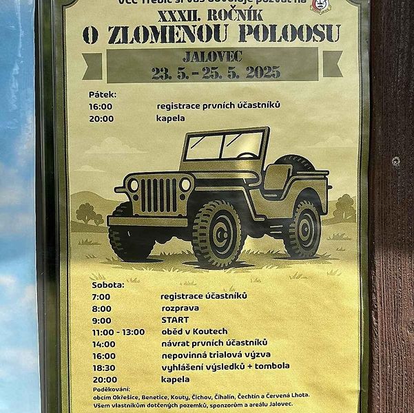 Veterány soutěžící o Zlomenou poloosu při své zastávce v Koutech.