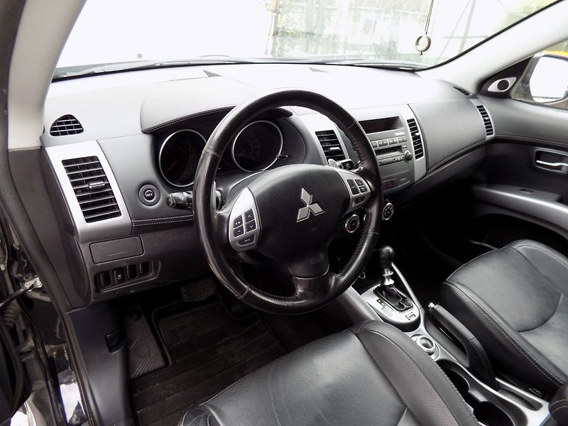 Mitsubishi Outlander (2012) 2.2DI-D/AWD/1.Maj.ČR/7.míst/ - fotka 16 z 45