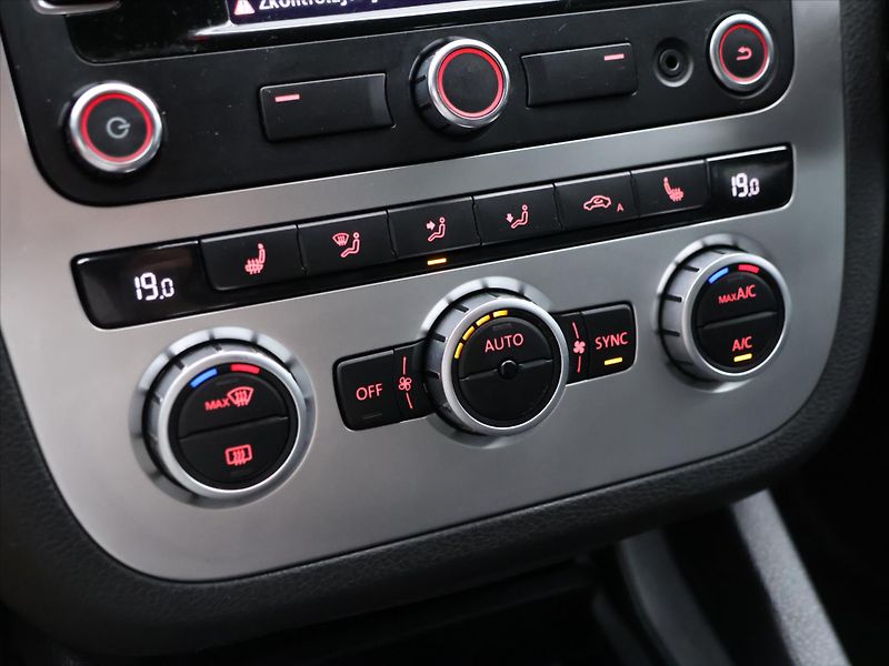 Volkswagen Scirocco 2,0 TDI 103kW Match Xenon Navi - fotka 19 z 28