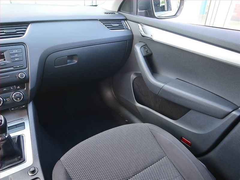 Škoda Octavia (2014) Ambition 1.8 TSI, Tempomat - fotka 8 z 17