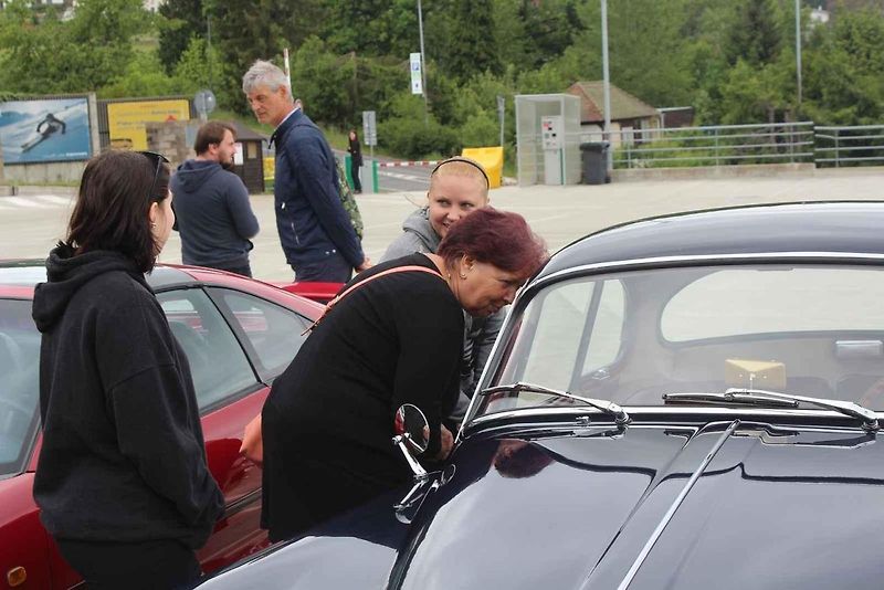 Na Centrální parkoviště P1 ve Skiareálu Ještěd se sjelo přes sedm desítek účastníků.