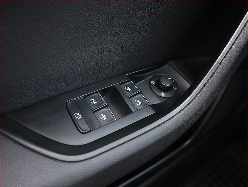 Škoda Superb (2017) 2.0 TDI, Automat, Kůže, Navi - fotka 17 z 21