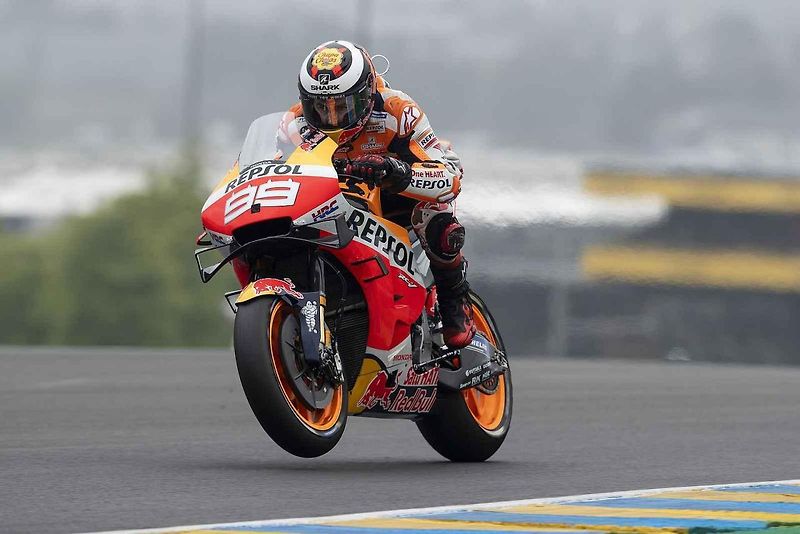 Jorge Lorenzo a oslava jeho vítězství na japonském okruhu Motegi v roce 2009.