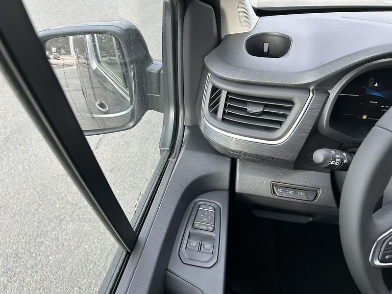 Renault Trafic (2025) COMBI L2H1 170k AT9 RED 8 MÍST - fotka 32 z 33