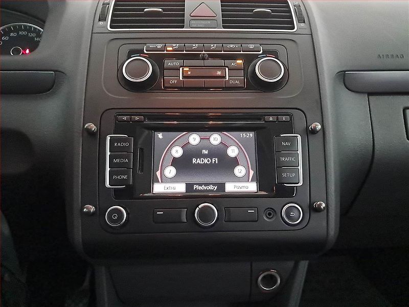 Volkswagen Touran (2012) 1.6 TDI, 7 míst, Navi - fotka 12 z 16