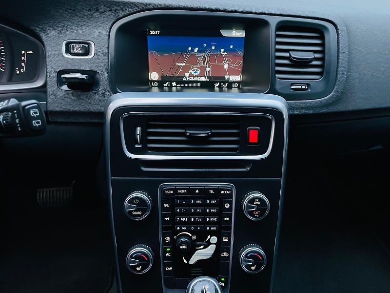 Volvo V60 2.0D3 5V AUT VÝHŘEV SERVISKA - fotka 36 z 47