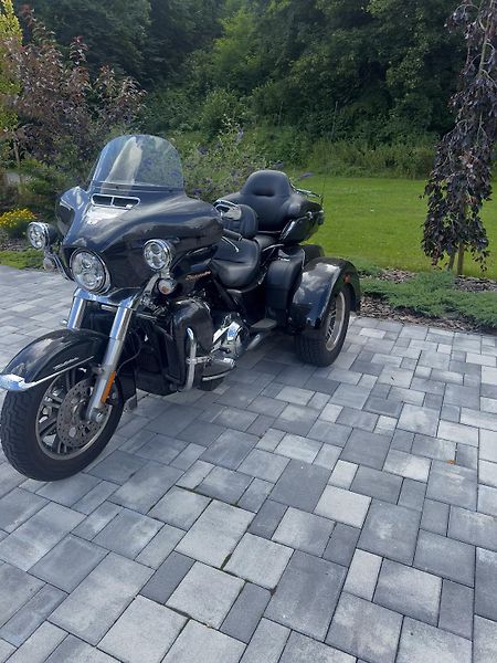 Harley-Davidson FLHTCUTG Tri Glide Ultra Classic (2019) Harley-Davidson Tri GlideUltra - fotka 3 z 6