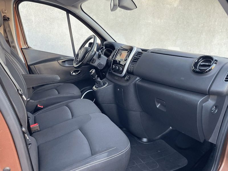 Renault Trafic (2021) Passenger L1 2,0dCi 145k 9míst - fotka 7 z 25