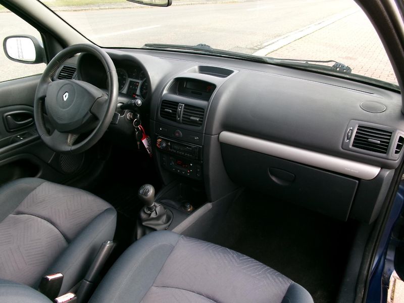 Renault Clio (2003) 1,2 16V AUTOKLIMA - fotka 19 z 21