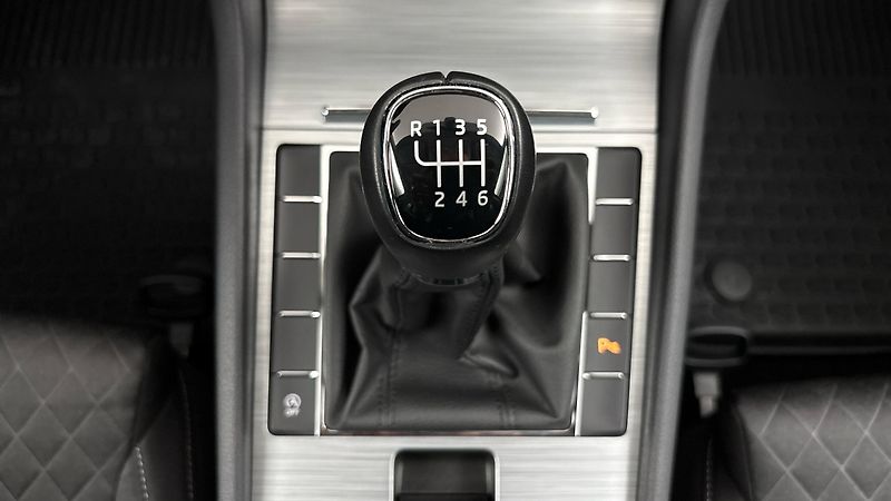 Škoda Superb 2.0 TDI Ambition Combi - fotka 22 z 24