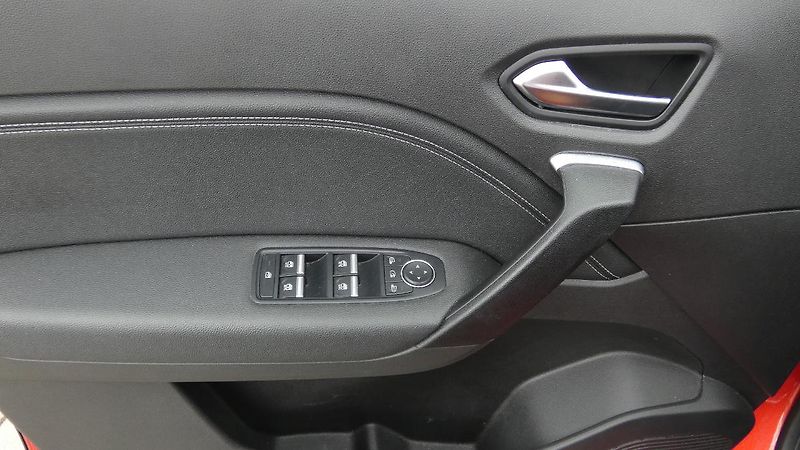 Renault Captur 1,3  TCe 140 Techno EDC - fotka 9 z 22
