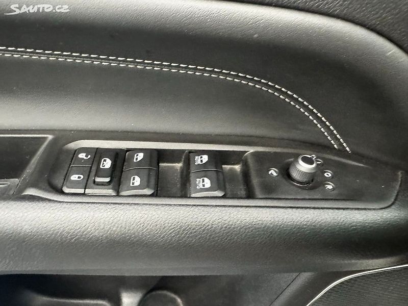 Jeep Compass (2022) 1,3 GSE 130k man. Night Eagle - fotka 11 z 27