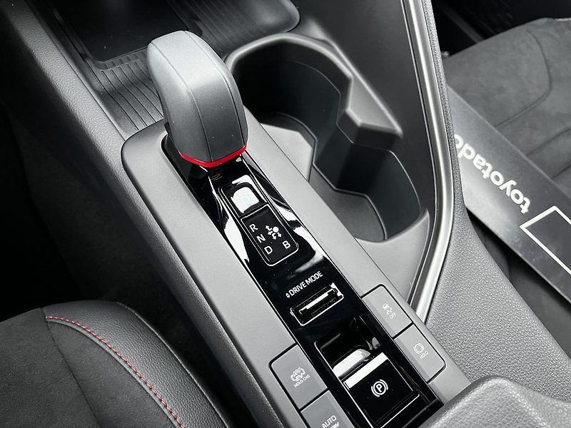 Toyota C-HR 2.0 Plug-in Hybrid ODBĚR IHNED - fotka 21 z 29