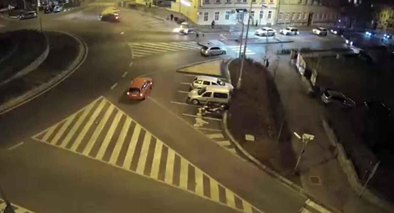 Na Mariánském náměstí ve Znojmě vzplálo osobní auto. Posádka stihla vůz opustit.