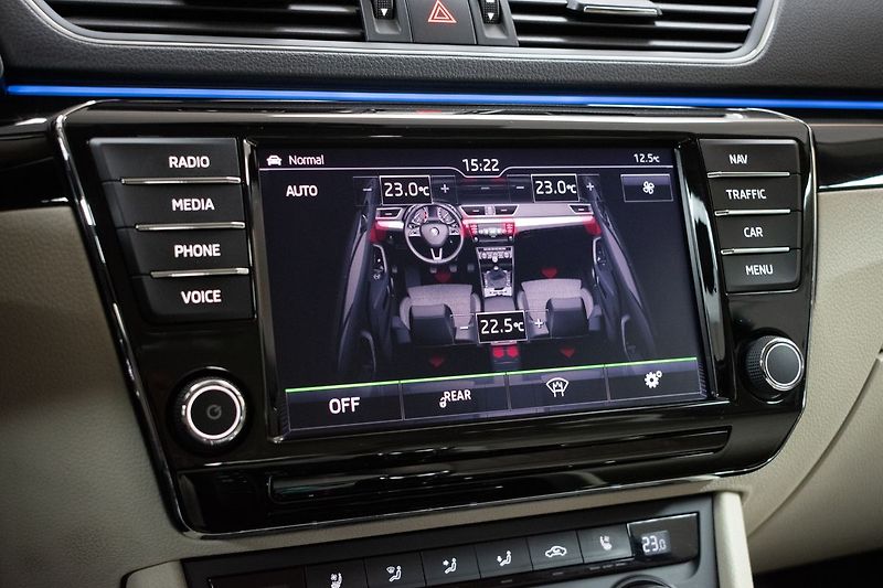 Škoda Superb 2.0 TSI 206kW L&K 4x4*TAŽNÉ*ČR - fotka 36 z 48