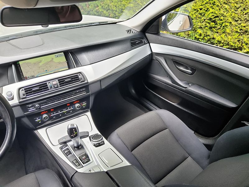 BMW Řada 5 (2016) 520d xDr.  ČR navi nez. topení - fotka 13 z 24