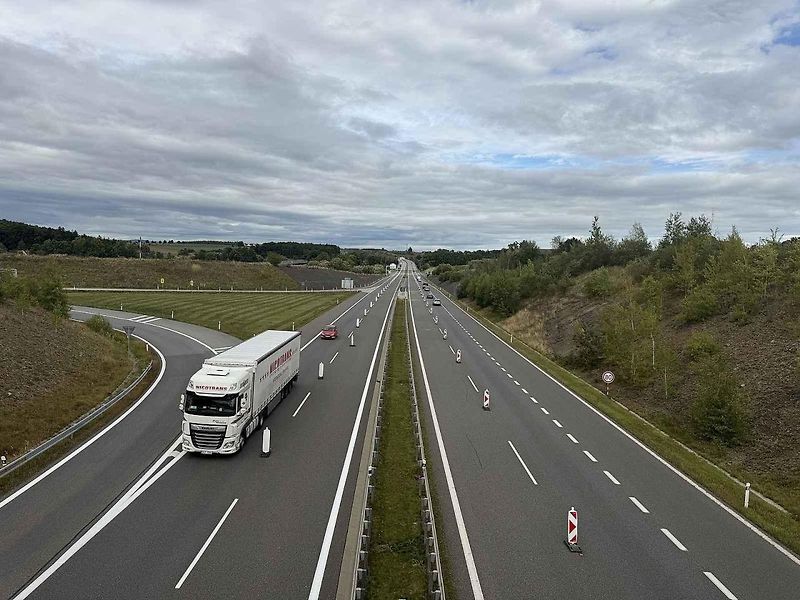 Mobilní zábrany už několik týdnů zpomalují řidiče na D3.