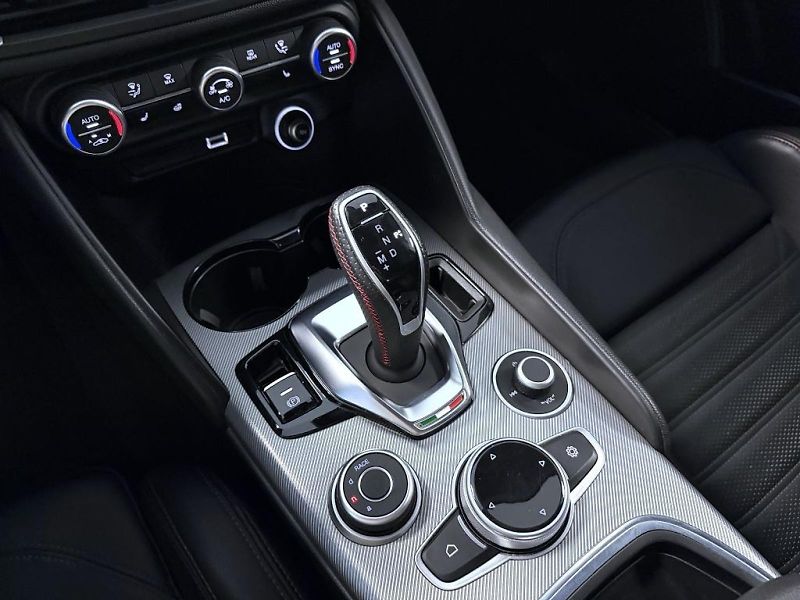 Alfa Romeo Giulia (2023) 2.0 T 280k AT8 ZF Q4 4x4 Compe - fotka 17 z 23