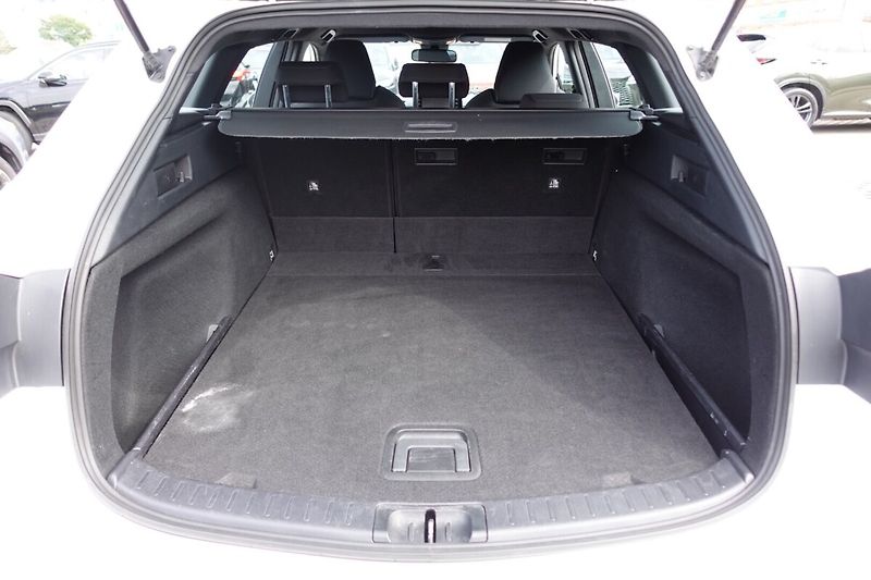 Toyota Corolla 1,8 HEV Active Business TS - fotka 13 z 28