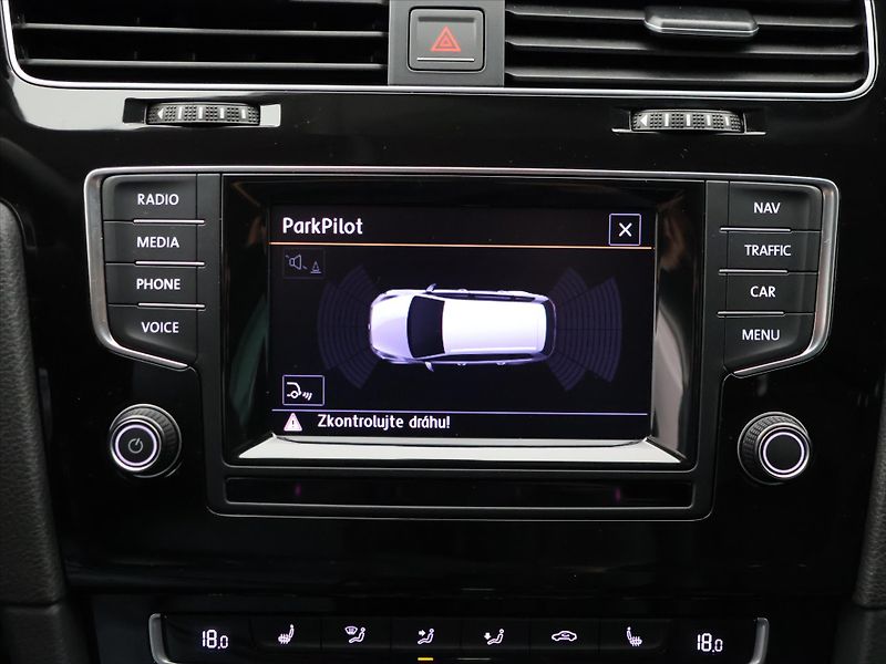 Volkswagen Golf 1,4 TSI 90kW DSG Highline Xeno - fotka 24 z 36