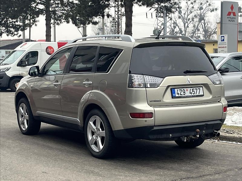 Mitsubishi Outlander 2,0 DI-D  Intense plus 4WD - fotka 7 z 18