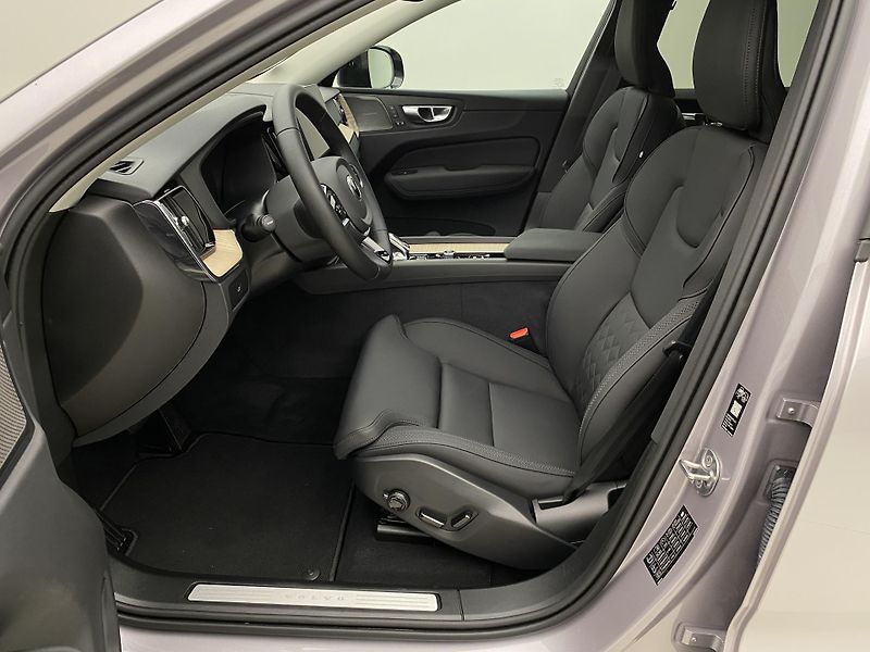 Volvo XC60 B5 AWD DARK PLUS AUT CZ - fotka 3 z 61