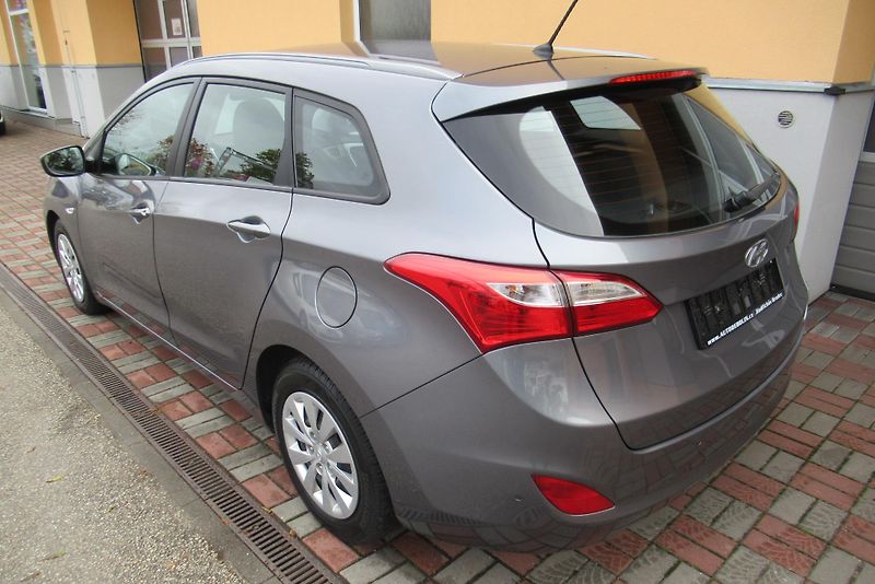 Hyundai i30 1.6 CRDi 16V  KLIMA   AUTOMAT - fotka 7 z 20