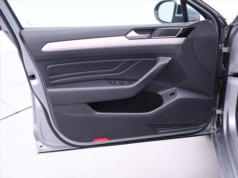 Volkswagen Passat 2,0 TDI 140kW DSG Elegance DPH - fotka 11 z 41