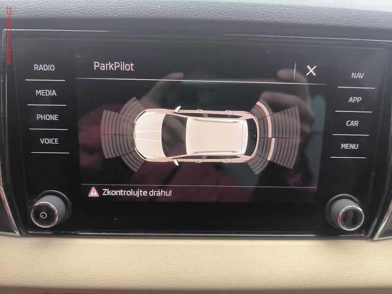 Škoda Karoq (2018) 1.5 TSi, Style, DSG, panor - fotka 15 z 26