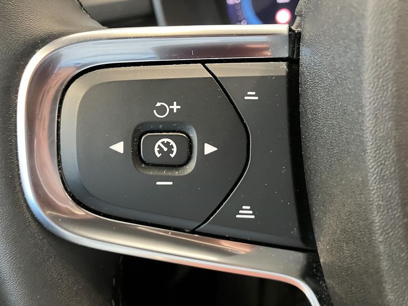 Volvo XC40 B3 FWD Plus Dark AT7  - fotka 20 z 38
