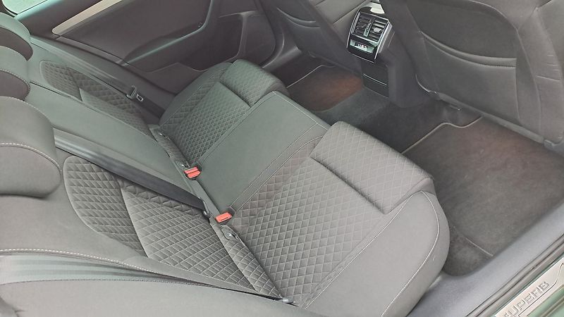 Škoda Superb 1.6 CRTDI DSG Comfort+Panorama - fotka 9 z 32