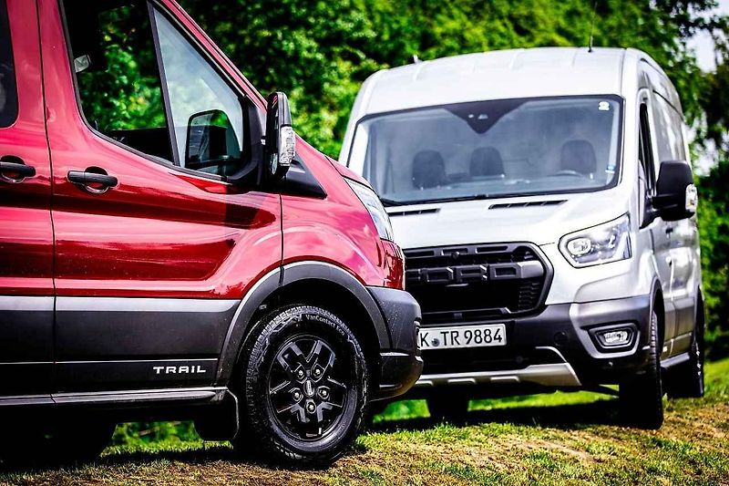 Ford Transit Trail v plné jízdě na nezpevněné komunikaci