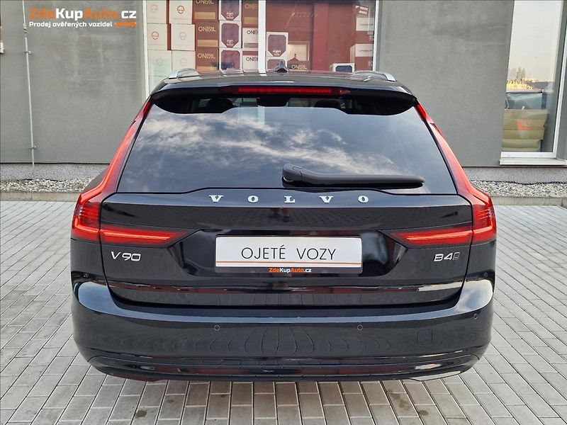 Volvo V90 B4 AWD Momentum Pro Auto,1Maj - fotka 9 z 50