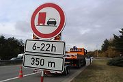 Značky zakazující předjíždění kamionů začaly platit hned při jejich instalaci, policie se na jejich dodržování zaměří.