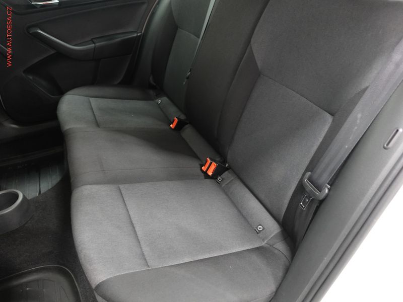 Škoda Rapid (2017) 1.0TSI, ČR, AC, park.asist - fotka 10 z 16