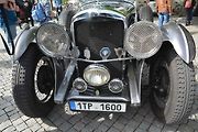 Stovka nablýskaných motocyklů a automobilů předválečné a meziválečné éry vyrazila v neděli z Horního náměstí v Přerově na spanilou jízdu regionem. Nejstarší účastnicí byla 88letá Libuše Šulcová. Vyrazila na motocyklu BSA 770 se sidecarem z roku 1928.
