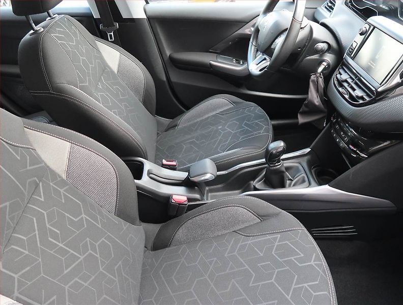 Peugeot 2008 (2016) Active 1.2 PureTech - fotka 9 z 13
