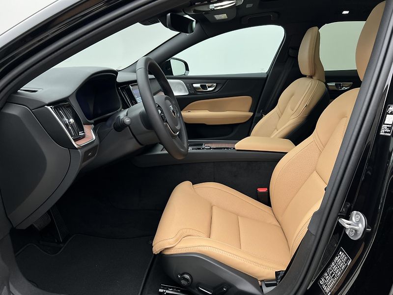 Volvo V60 (2026) B4 PLUS DARK AUT - fotka 3 z 47