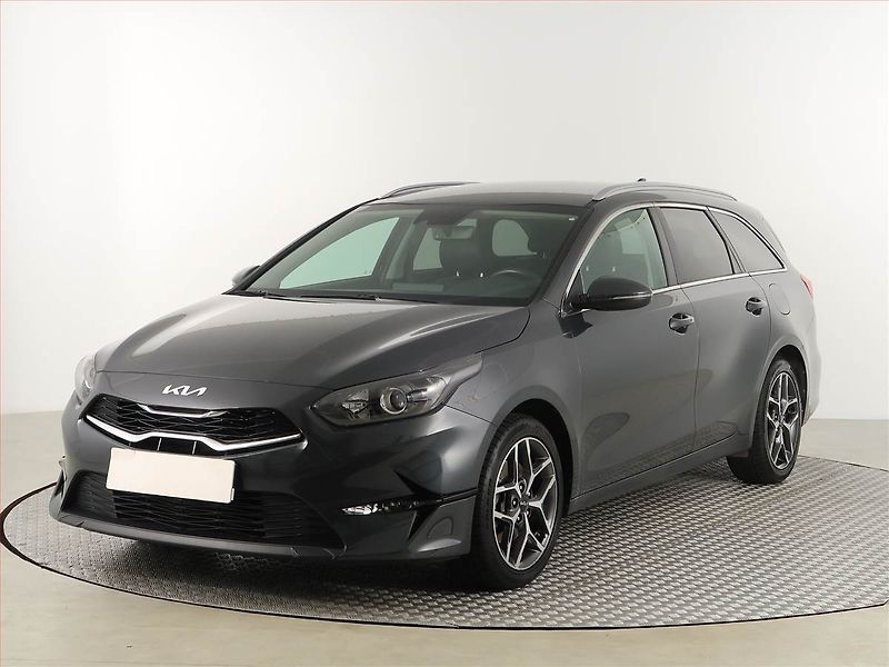 Kia Ceed (2023) Gold 1.5 T-GDI, Serv.kniha - fotka 2 z 17