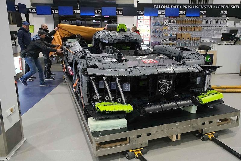 Instalace modelu stavebnice Peugeot Le Mans za účasti designera společnosti Lego.