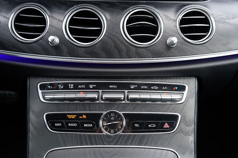 Mercedes-Benz Třídy E E 53 AMG 4Matic+/440PS - fotka 33 z 48