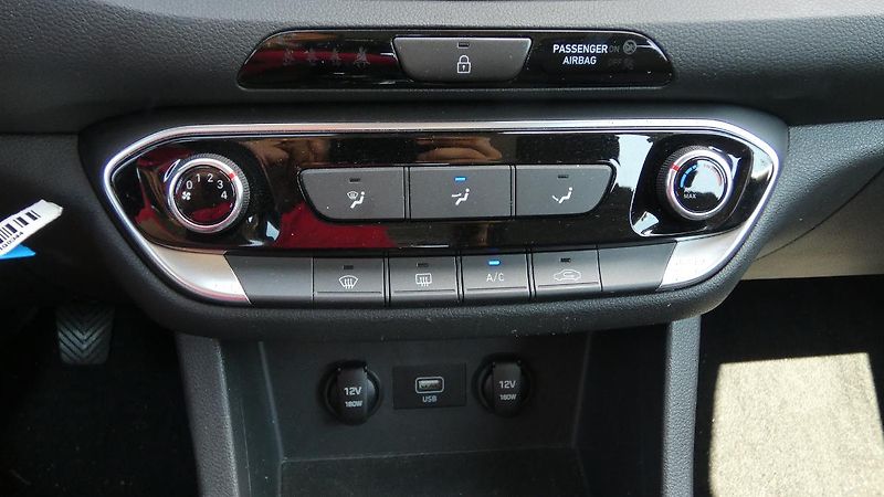 Hyundai i30 Kombi 1.5 T-GDI mHEV Family Co - fotka 16 z 22